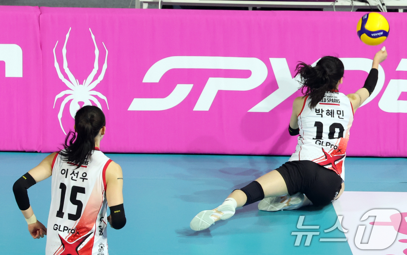 (인천=뉴스1) 김명섭 기자 = 18일 인천 부평구 삼산월드체육관에서 열린 프로배구 진에어 2025-2026 V리그 여자부 흥국생명과 정관장의 개막 경기에서 정관장 박혜민이 수비를 …