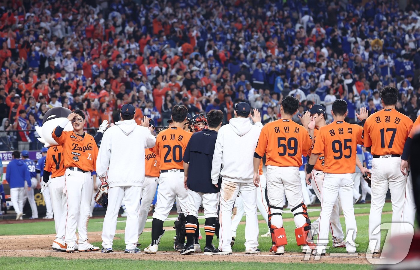 (대전=뉴스1) 김성진 기자 = 한화 선수들이 18일 대전 한화생명볼파크 열린 프로야구 2025 신한 SOL뱅크 KBO 플레이오프 1차전 삼성 라이온즈와 한화 이글스의 경기에서 9 …