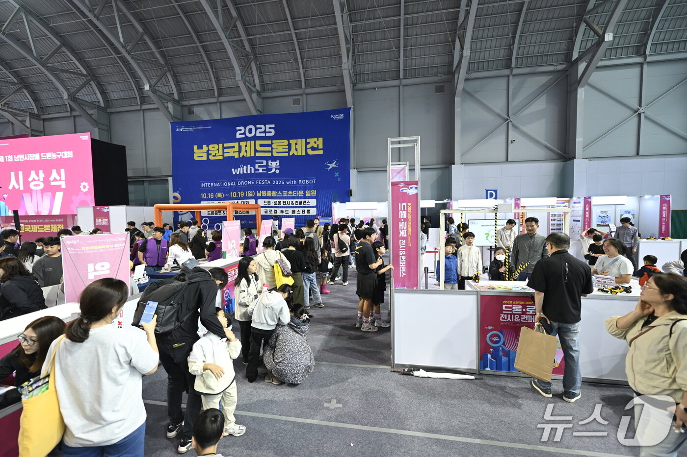 본문 이미지 - 18일 전북 남원 &#39;2025 국제드론제전 with 로봇&#39; 컨퍼런스장이 관람객들로 붐비고 있다.&#40;남원시 제공. 재판매 및 DB금지&#41;