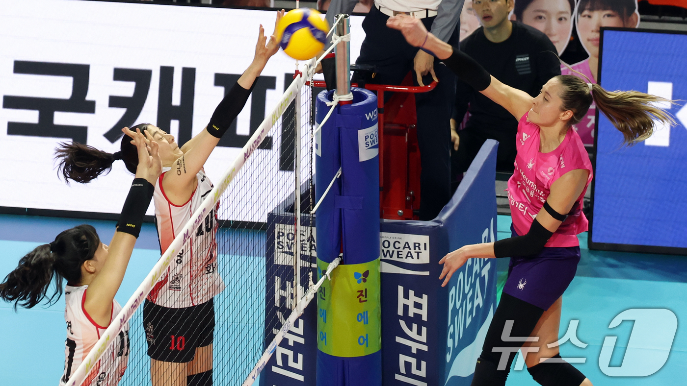 (인천=뉴스1) 김명섭 기자 = 18일 인천 부평구 삼산월드체육관에서 열린 프로배구 진에어 2025-2026 V리그 여자부 흥국생명과 정관장의 개막 경기에서 흥국생명 레베카가 공격 …