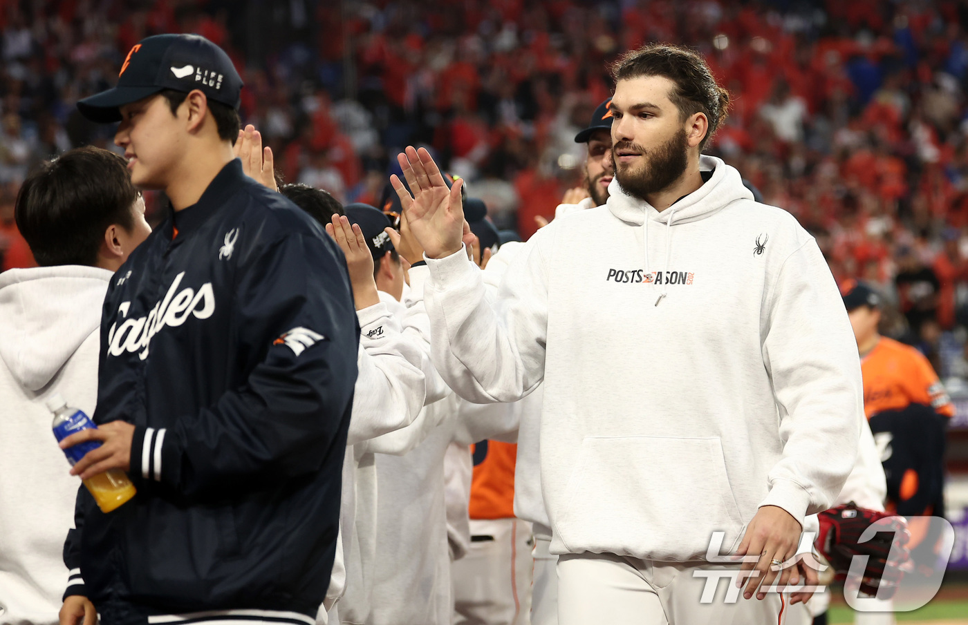 (대전=뉴스1) 김성진 기자 = 한화 폰세가 18일 대전 한화생명볼파크 열린 프로야구 2025 신한 SOL뱅크 KBO 플레이오프 1차전 삼성 라이온즈와 한화 이글스의 경기에서 9- …