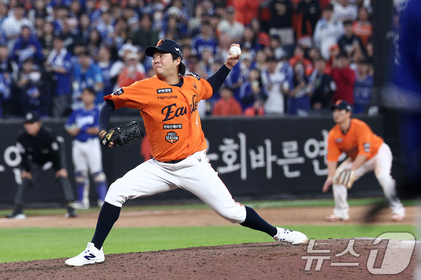 (대전=뉴스1) 김성진 기자 = 18일 대전 한화생명볼파크 열린 프로야구 2025 신한 SOL뱅크 KBO 플레이오프 1차전 삼성 라이온즈와 한화 이글스의 경기, 한화 김범수가 9회 …