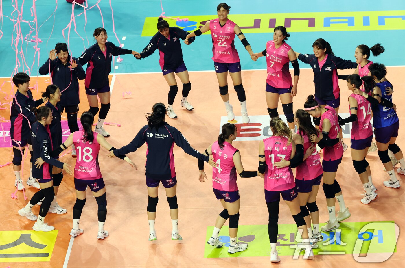 본문 이미지 - 18일 인천 부평구 삼산월드체육관에서 열린 프로배구 진에어 2025-2026 V리그 여자부 흥국생명과 정관장의 개막 경기에서 승리한 흥국생명 선수들이 기뻐하고 있다. 2025.10.18/뉴스1 ⓒ News1 김명섭 기자