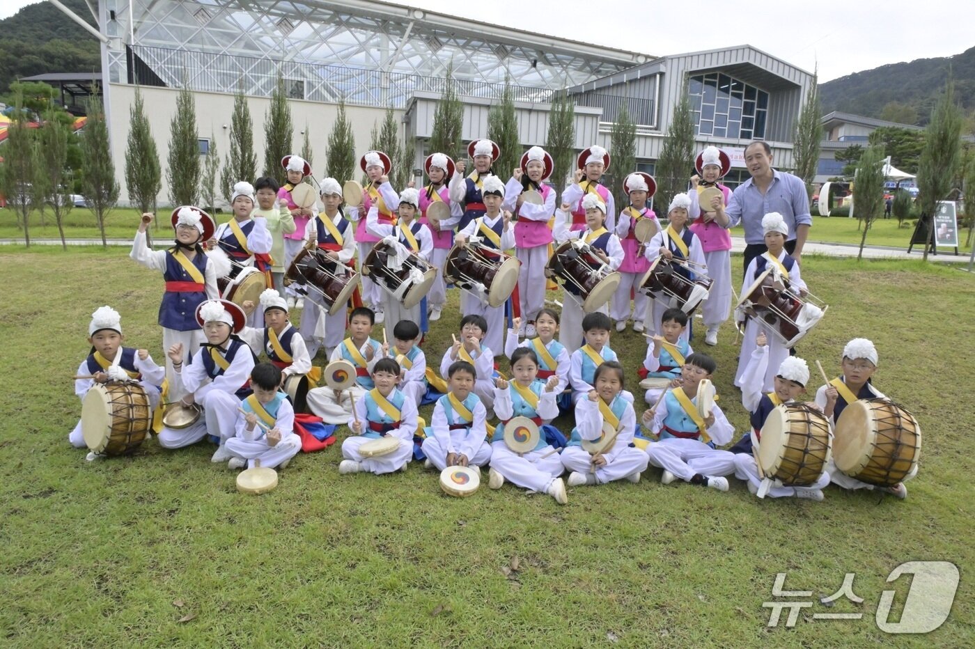 본문 이미지 - 제20회 순창장류축제 프로그램 중 청소년들의 예능 축제로 불리는 &#39;청소년 어울마당&#39; 참여자들이 기념 촬영을 하고 있다. 이 프로그램은 관내 유치원부터 고등학생까지 다양한 연령대의 학생들이 무용, 사물놀이, 댄스, 합주 등 다채로운 예능 공연을 선보인다.&#40;순창군 제공. 재판매 및 DB금지&#41;/뉴스1