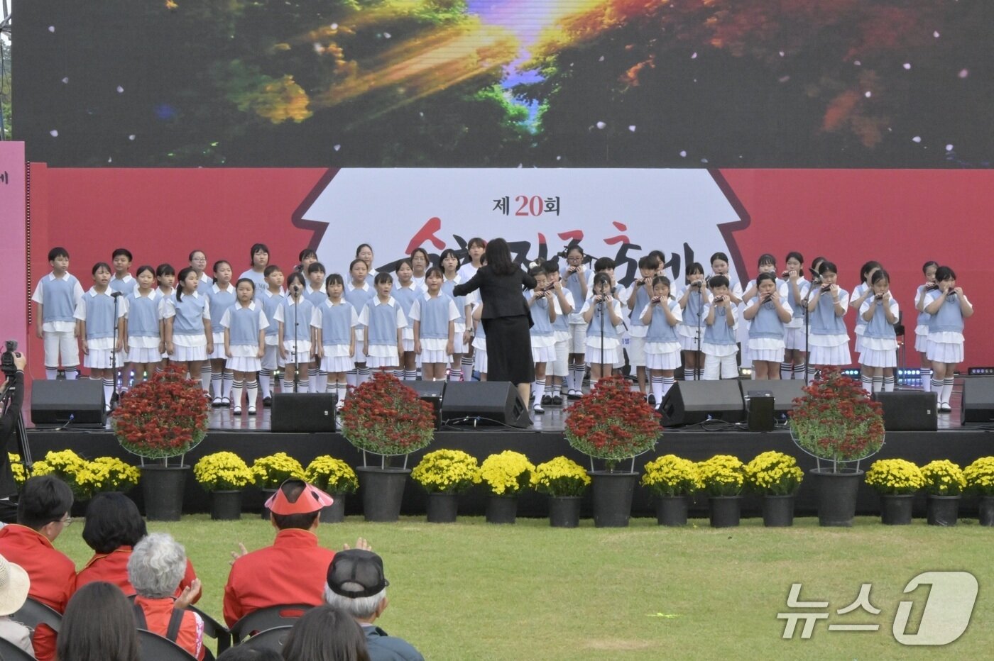 본문 이미지 - 순창장류축제 주무대에서 열린 &#39;청소년 어울마당&#39; 합주 모습. 순창지역 유치원~고등학교 학생들이 직접 참여하는 예능 공연이다.&#40;순창군 제공. 재판매 및 DB금지&#41;/뉴스1 