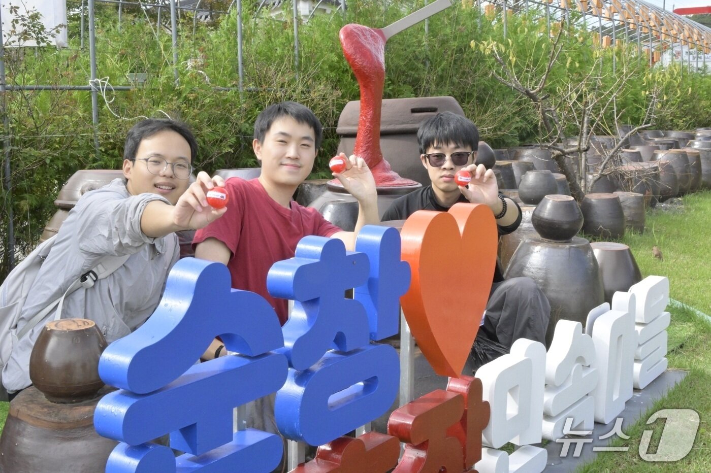 본문 이미지 - 제20회 순창장류축제가 진행되는 17~19일 매일 진행되는 &#39;장추왕을 찾아라&#39; 보물찾기 프로그램에 참여한 관람객들이 탁구공 크기의 빨간공 보물 &#39;장추왕&#39;을 찾은 뒤 기념 촬영을 하고 있다.&#40;순창군 제공. 재판매 및 DB금지&#41;/뉴스1  