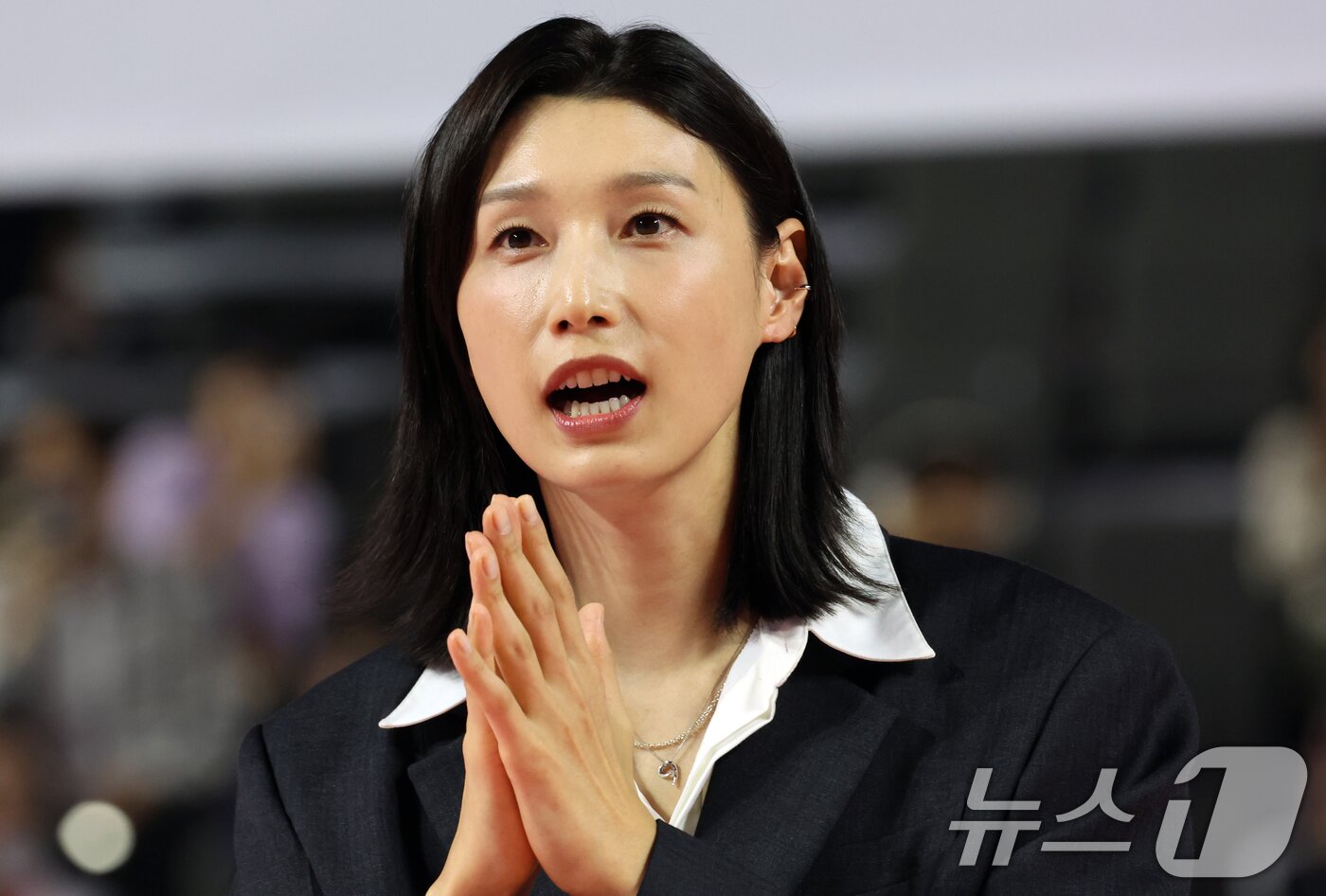 본문 이미지 - 김연경이 18일 인천 부평구 삼산월드체육관에서 열린 프로배구 진에어 2025-2026 V리그 여자부 흥국생명과 정관장의 개막 경기 후 열린 은퇴식에서 팬들에게 인사를 하고 있다. 2025.10.18/뉴스1 ⓒ News1 김명섭 기자