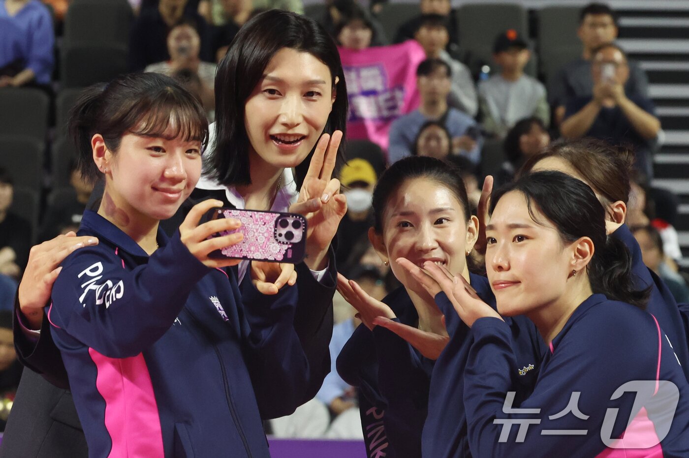 본문 이미지 - 김연경이 18일 인천 부평구 삼산월드체육관에서 열린 프로배구 진에어 2025-2026 V리그 여자부 흥국생명과 정관장의 개막 경기 후 열린 은퇴식에서 선수들과 셀카를 촬영하고 있다. 2025.10.18/뉴스1 ⓒ News1 김명섭 기자