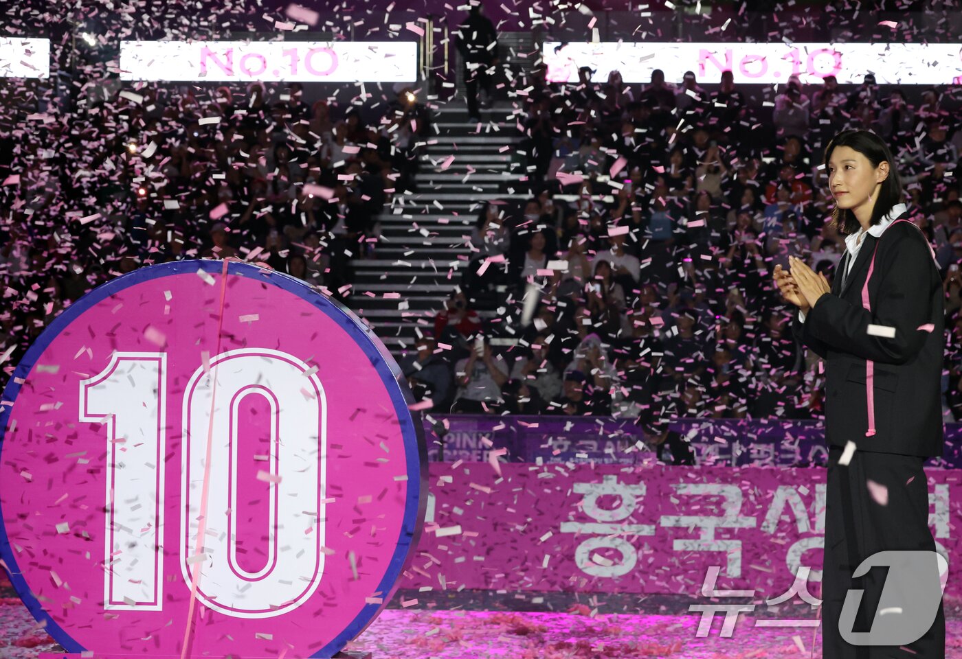 본문 이미지 - 김연경이 18일 인천 부평구 삼산월드체육관에서 열린 프로배구 진에어 2025-2026 V리그 여자부 흥국생명과 정관장의 개막 경기 후 열린 은퇴식에서 영구 결번식을 갖고 있다. 2025.10.18/뉴스1 ⓒ News1 김명섭 기자