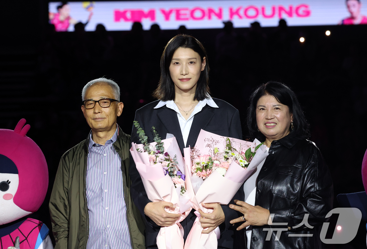 (인천=뉴스1) 김명섭 기자 = 김연경이 18일 인천 부평구 삼산월드체육관에서 열린 프로배구 진에어 2025-2026 V리그 여자부 흥국생명과 정관장의 개막 경기 후 열린 은퇴식에 …
