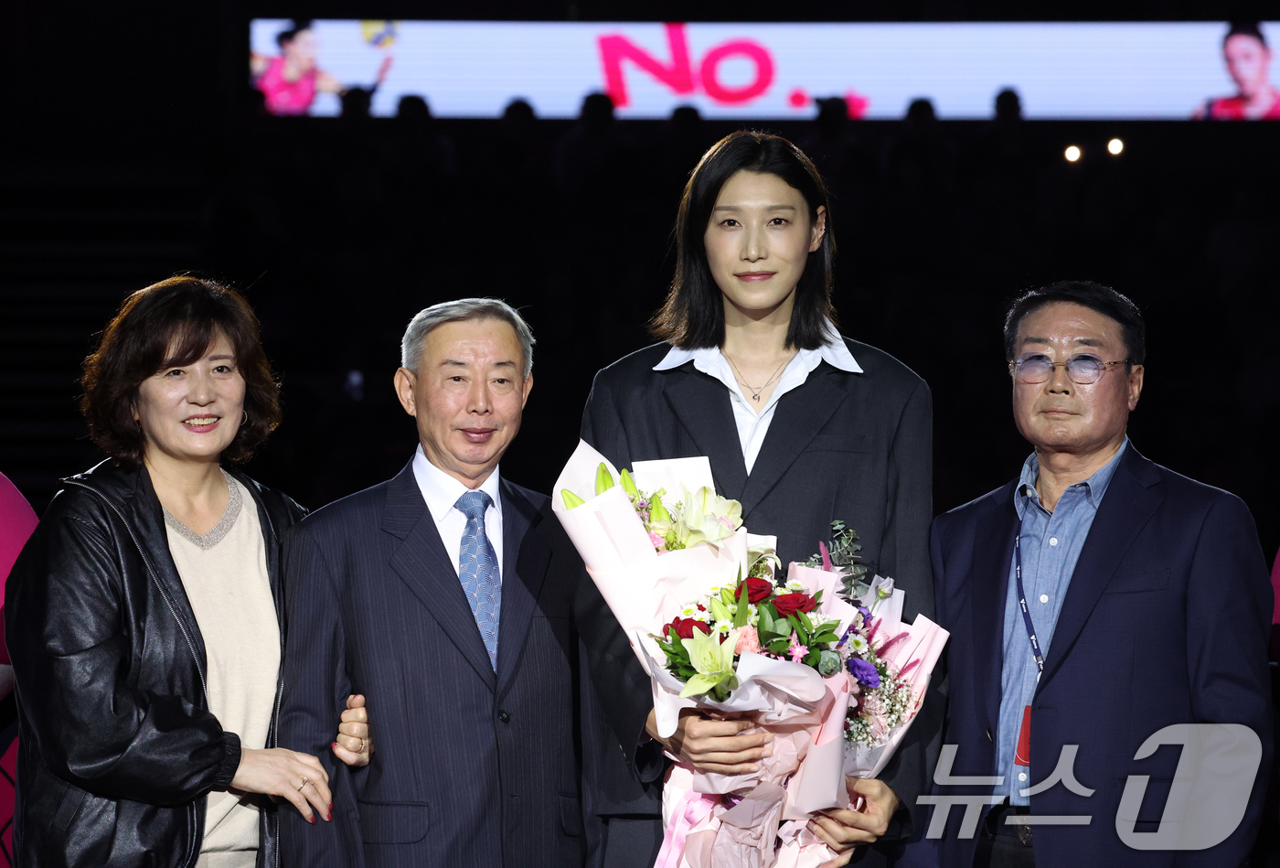 (인천=뉴스1) 김명섭 기자 = 김연경이 18일 인천 부평구 삼산월드체육관에서 열린 프로배구 진에어 2025-2026 V리그 여자부 흥국생명과 정관장의 개막 경기 후 열린 은퇴식에 …