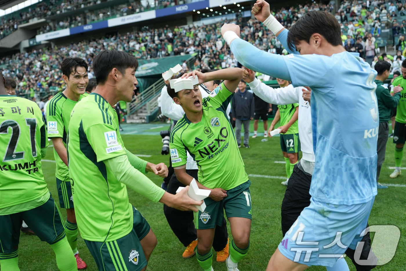 (서울=뉴스1) = 18일 전북 전주월드컵경기장에서 열린 하나은행 K리그1 2025시즌 풀리그 최종 33라운드 경기에서 전북 현대가 수원FC를 2대 0으로 꺾고 통산 10번째 우승 …