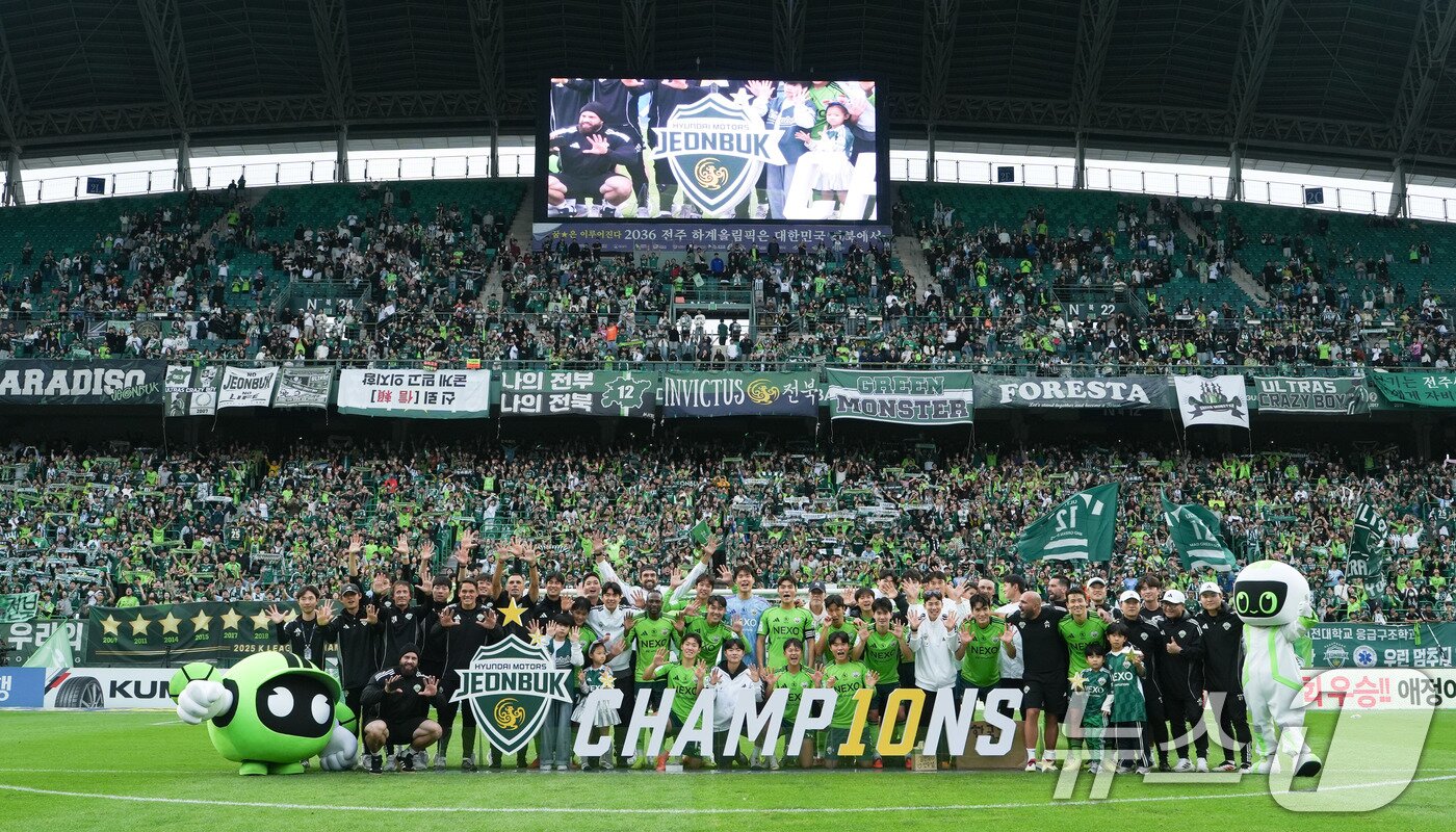 본문 이미지 - 18일 전북 전주월드컵경기장에서 열린 하나은행 K리그1 2025시즌 풀리그 최종 33라운드 경기에서 전북 현대가 수원FC를 2대 0으로 꺾고 통산 10번째 우승을 차지했다. 우승이 확정된 뒤 전북 선수들과 코칭스태프가 함께 기뻐하고 하고 있다. &#40;전북현대 제공. 재판매 및 DB 금지&#41; 2025.10.18/뉴스1