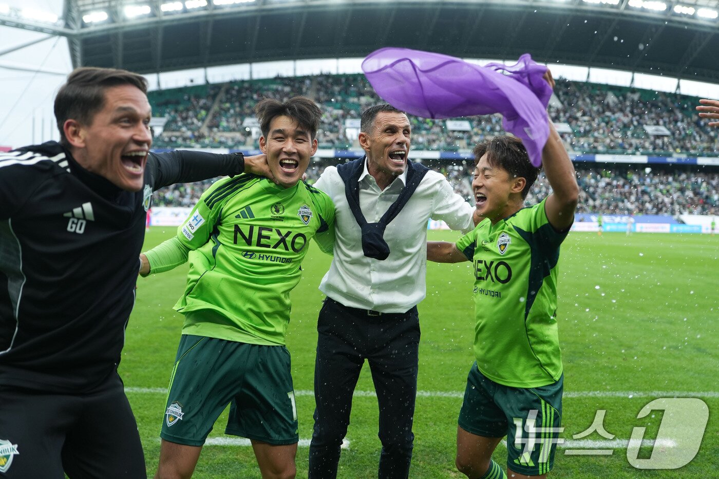 본문 이미지 - 우승 후 기뻐하는 거스 포옛 감독&#40;가운데&#41; &#40;전북현대 제공. 재판매 및 DB 금지&#41; 2025.10.18/뉴스1