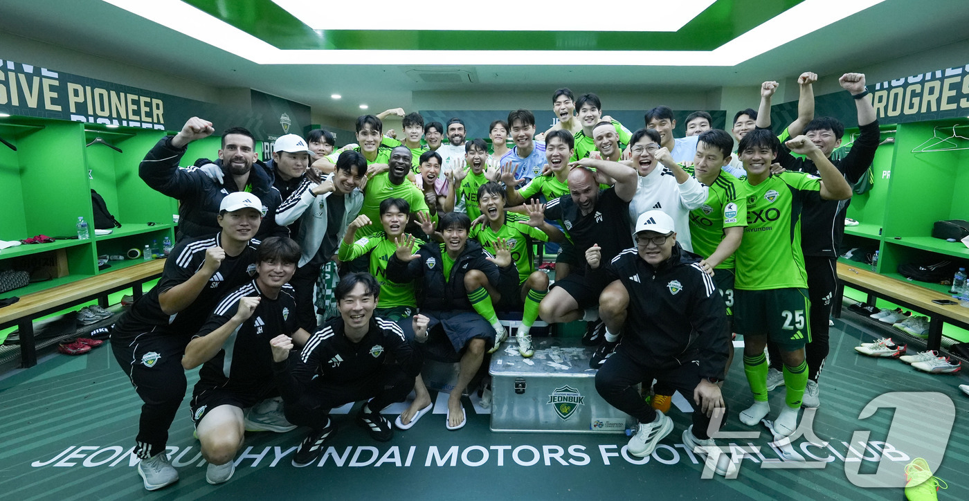 (서울=뉴스1) = 18일 전북 전주월드컵경기장에서 열린 하나은행 K리그1 2025시즌 풀리그 최종 33라운드 경기에서 전북 현대가 수원FC를 2대 0으로 꺾고 통산 10번째 우승 …