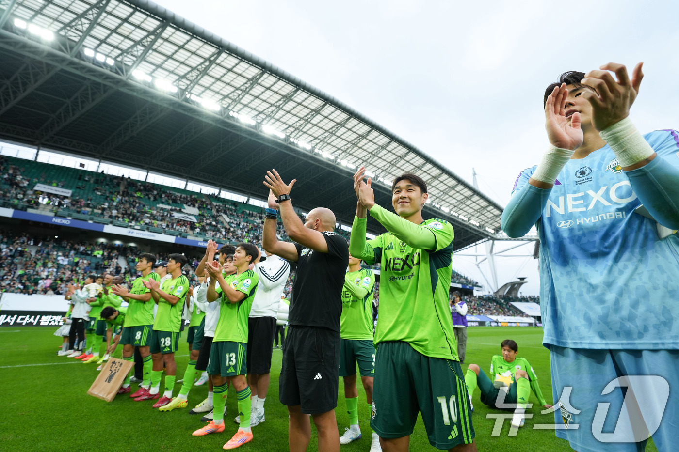 (서울=뉴스1) = 18일 전북 전주월드컵경기장에서 열린 하나은행 K리그1 2025시즌 풀리그 최종 33라운드 경기에서 전북 현대가 수원FC를 2대 0으로 꺾고 통산 10번째 우승 …
