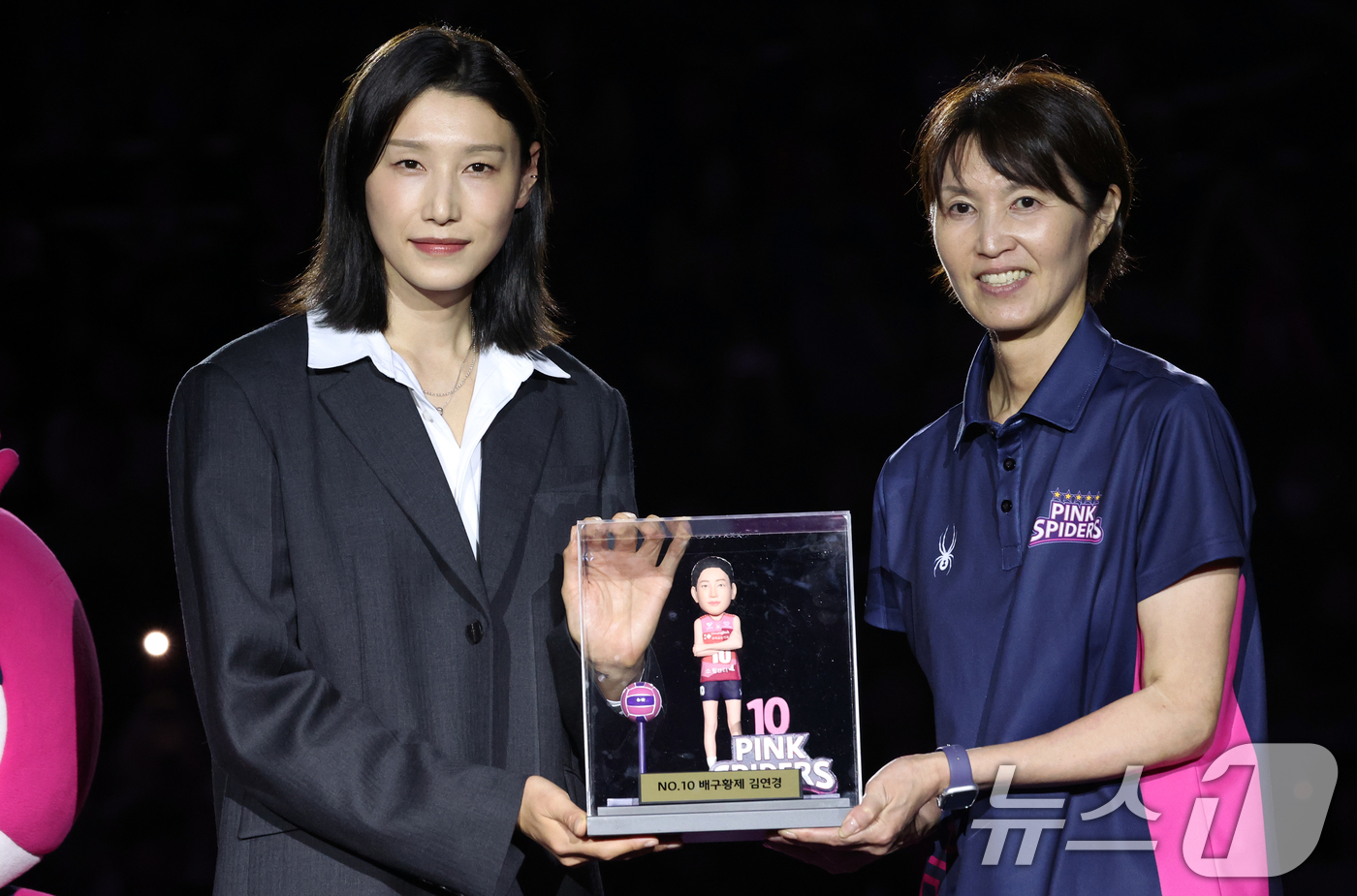 (인천=뉴스1) 김명섭 기자 = 김연경이 18일 인천 부평구 삼산월드체육관에서 열린 프로배구 진에어 2025-2026 V리그 여자부 흥국생명과 정관장의 개막 경기 후 열린 은퇴식에 …