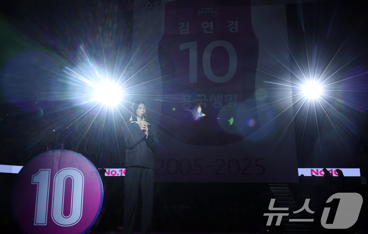 (인천=뉴스1) 김명섭 기자 = 김연경이 18일 인천 부평구 삼산월드체육관에서 열린 프로배구 진에어 2025-2026 V리그 여자부 흥국생명과 정관장의 개막 경기 후 열린 은퇴식에 …