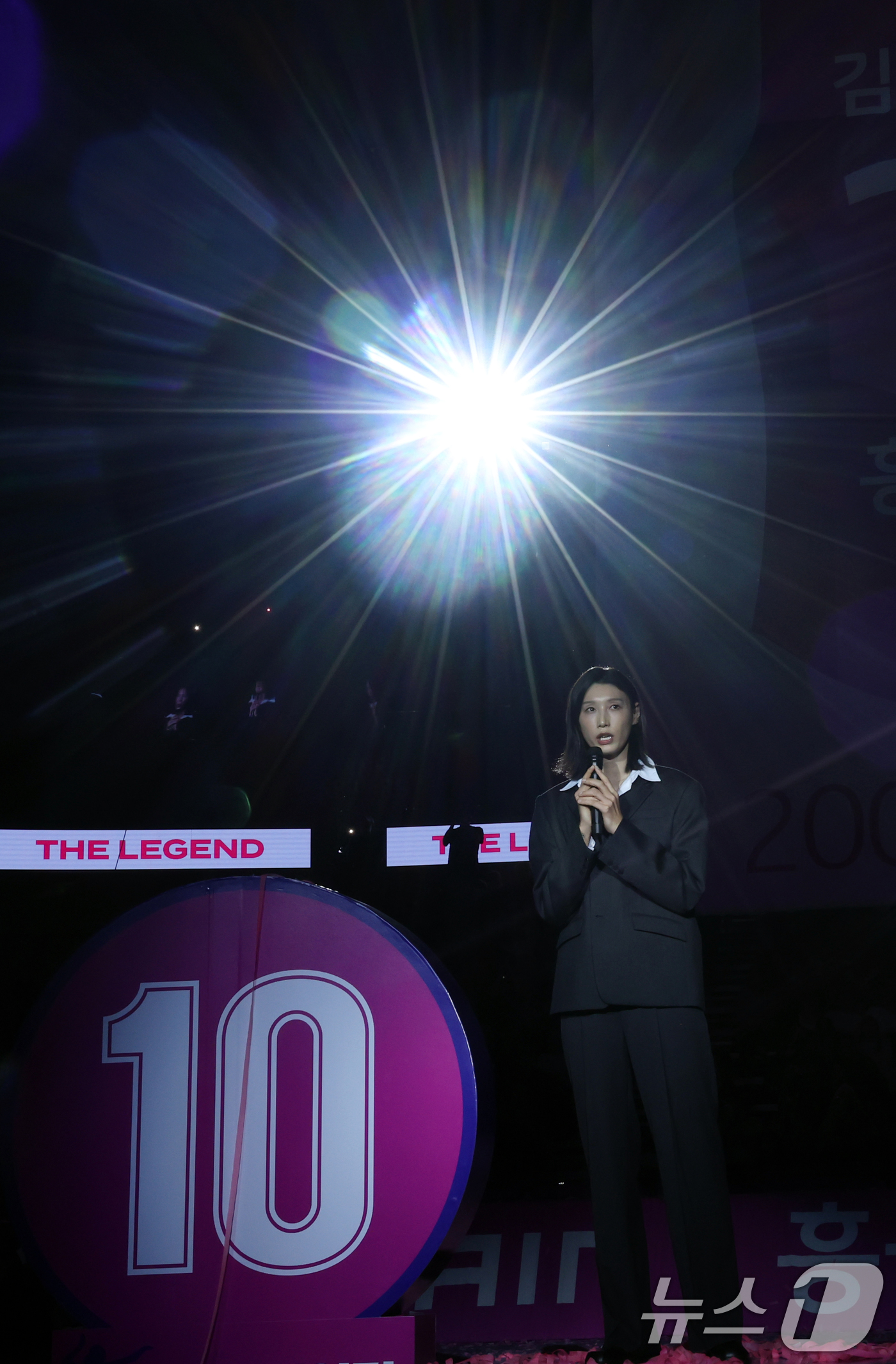 (인천=뉴스1) 김명섭 기자 = 김연경이 18일 인천 부평구 삼산월드체육관에서 열린 프로배구 진에어 2025-2026 V리그 여자부 흥국생명과 정관장의 개막 경기 후 열린 은퇴식에 …