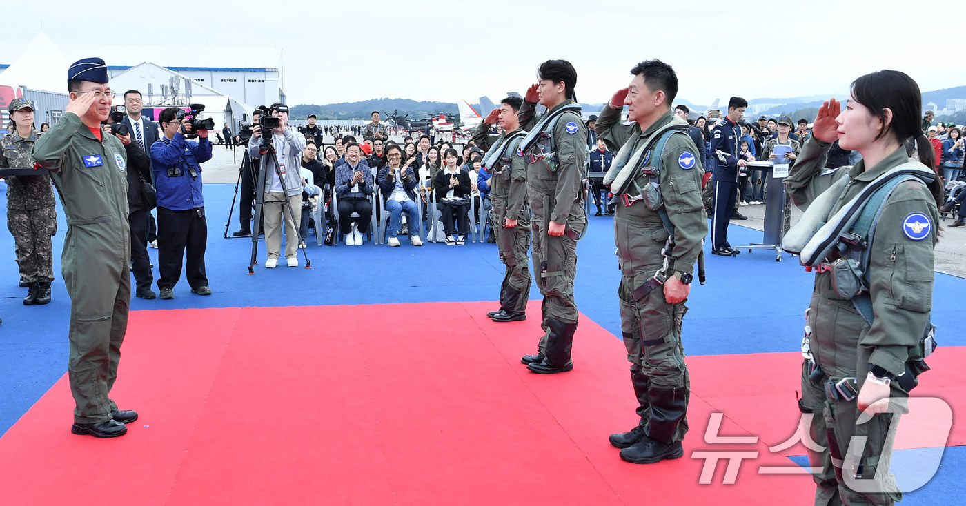 (서울=뉴스1) = 공군은 18일 서울공항 내 서울 ADEX 2025 행사장에서 손석락 공군참모총장 주관으로 제10기 국민조종사 임명식을 거행했다. 사진은 임명식에 앞서 손 총장에 …