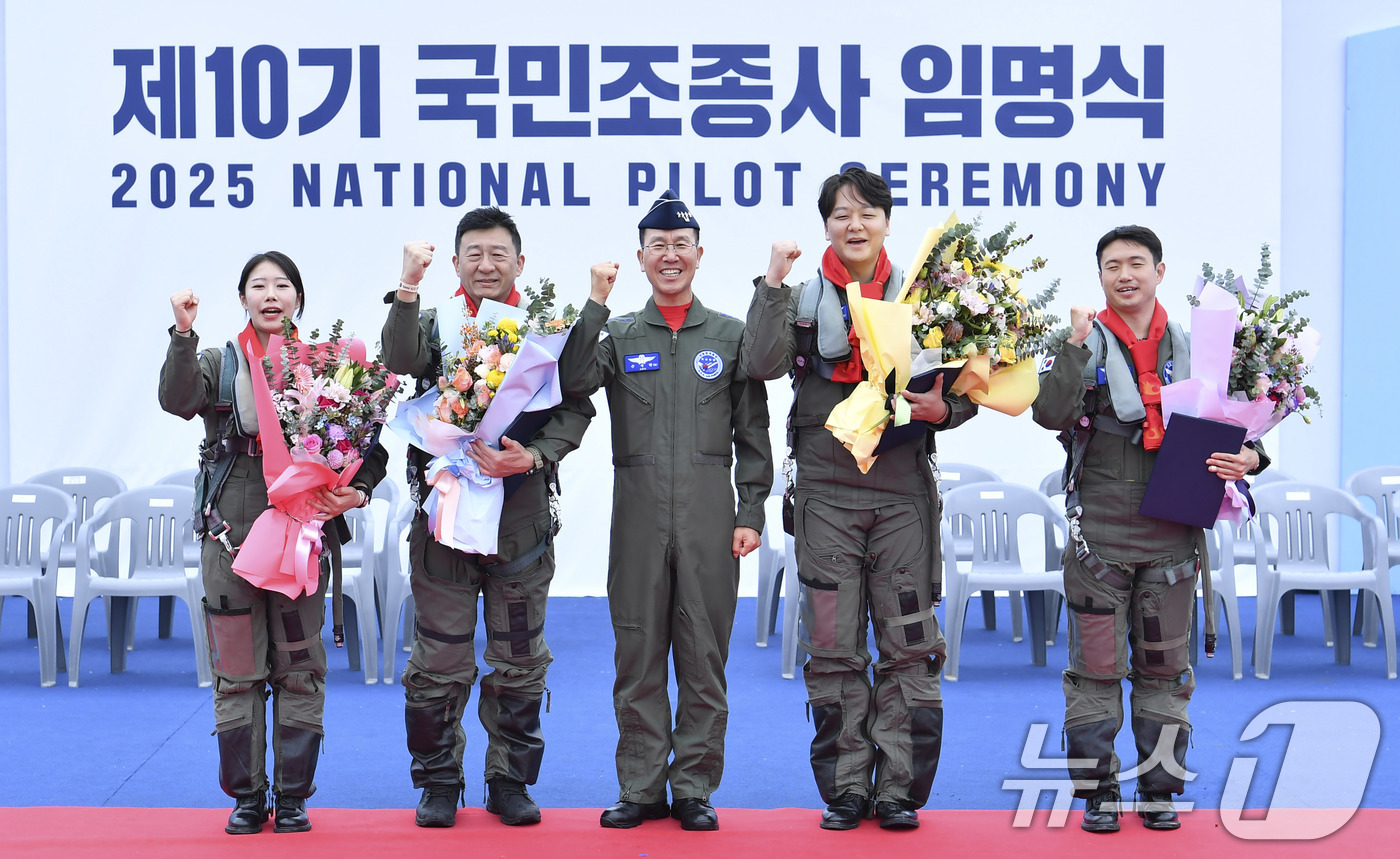 (서울=뉴스1) = 공군은 18일 서울공항 내 서울 ADEX 2025 행사장에서 손석락 공군참모총장 주관으로 제10기 국민조종사 임명식을 거행했다.  사진은 기념촬영하는 손 총장과 …