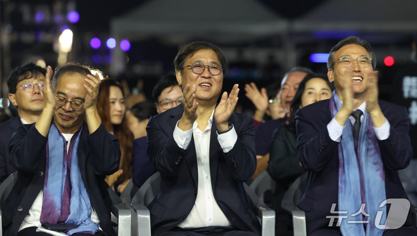 본문 이미지 - 최휘영 문체부 장관이 주제공연 &#39;설문대할망 본풀이&#39;을 감상하고 있다