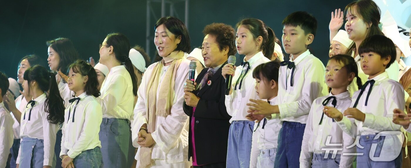 본문 이미지 - 2025 문화의달 개막식 축하공연 마지막 무대