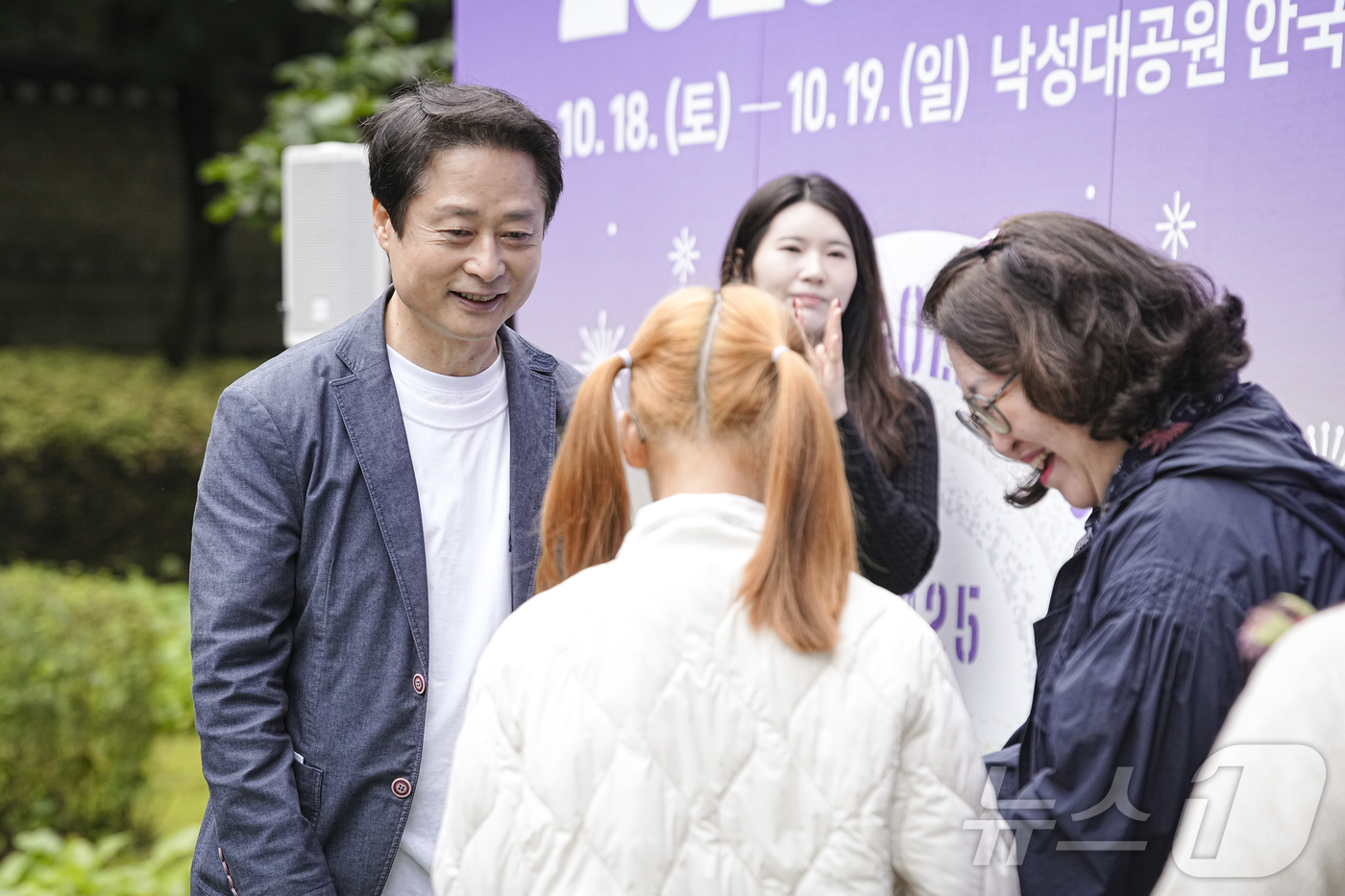 (서울=뉴스1) = 18일 서울시 관악구에서 진행된 ‘2025 관악강감찬축제’의 ‘리딩데이 도전! 100권 챌린지에서 관악문화재단 소홍삼 대표이사가 수상자들과 인사를 나누고 있다. …