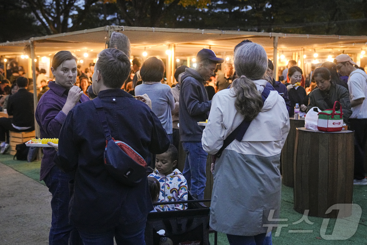 (서울=뉴스1) = 18일 서울시 관악구 관내 전통시장과 소상공인이 참여한 고려장터가 열린마당에서 운영돼 지역경제 활성화에 힘을 더했다. (관악문화재단 제공. 재판매 및 DB 금지 …