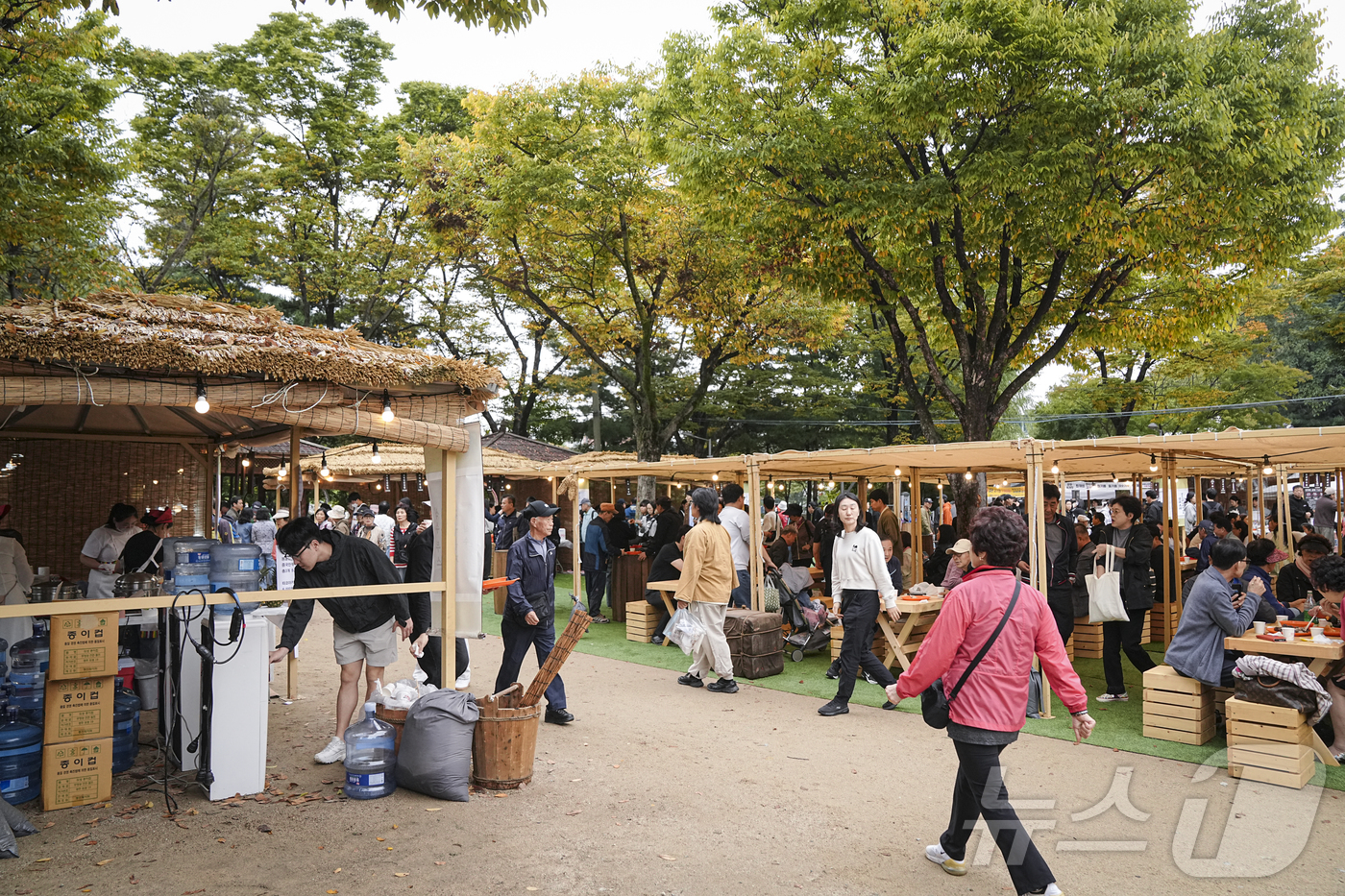 (서울=뉴스1) = 18일 서울시 관악구에서 진행된 2025 관악강감찬축제’ 모든 부스가 다회용기를 사용하며 친환경 축제 실현에 앞장섰다. (관악문화재단 제공. 재판매 및 DB 금 …