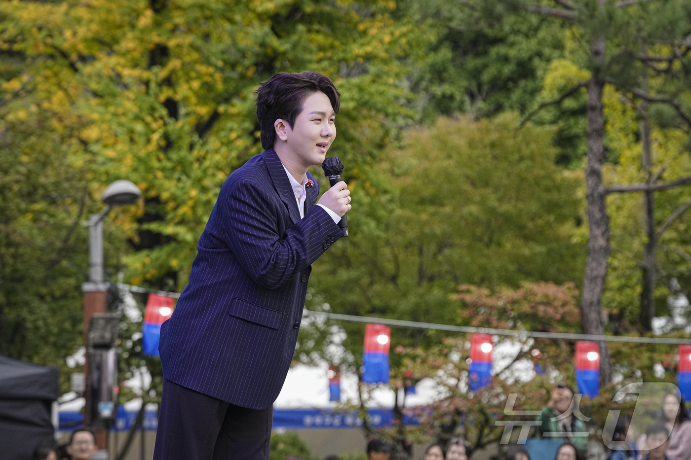 (서울=뉴스1) = 18일 서울시 관악구에서 진행된 관악강감찬축제에서 트로트 가수 김수찬이 메인무대에서 열정적인 무대를 선보이며 시민들의 환호를 받았다. (관악문화재단 제공. 재판 …