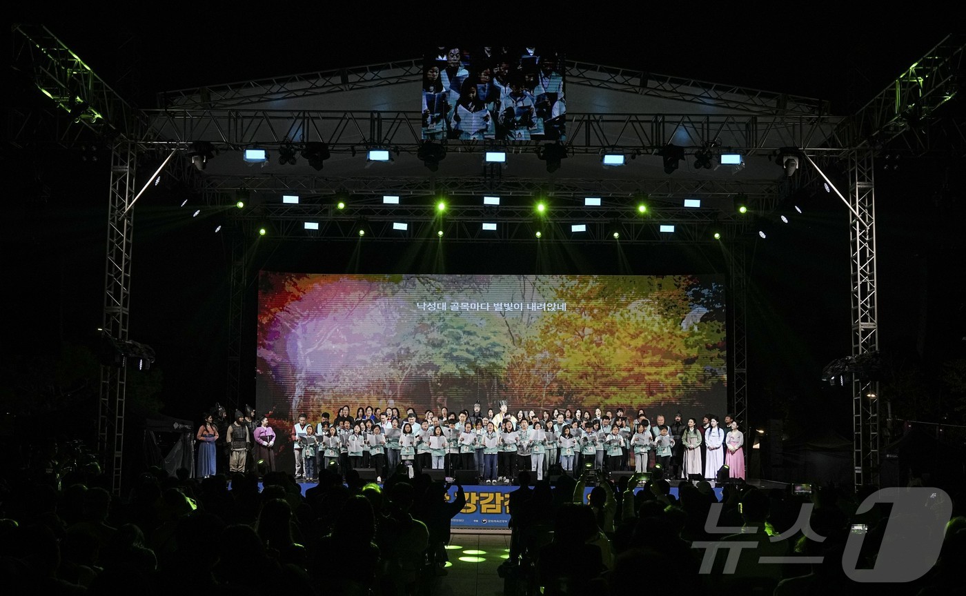 (서울=뉴스1) = 18일 서울시 관악구에서 100인의 시민강감찬과 함께한 주제공연 ‘낙성연희’가 강감찬 장군의 이야기를 예술로 풀어내며 큰 감동을 전했다. (관악문화재단 제공. …