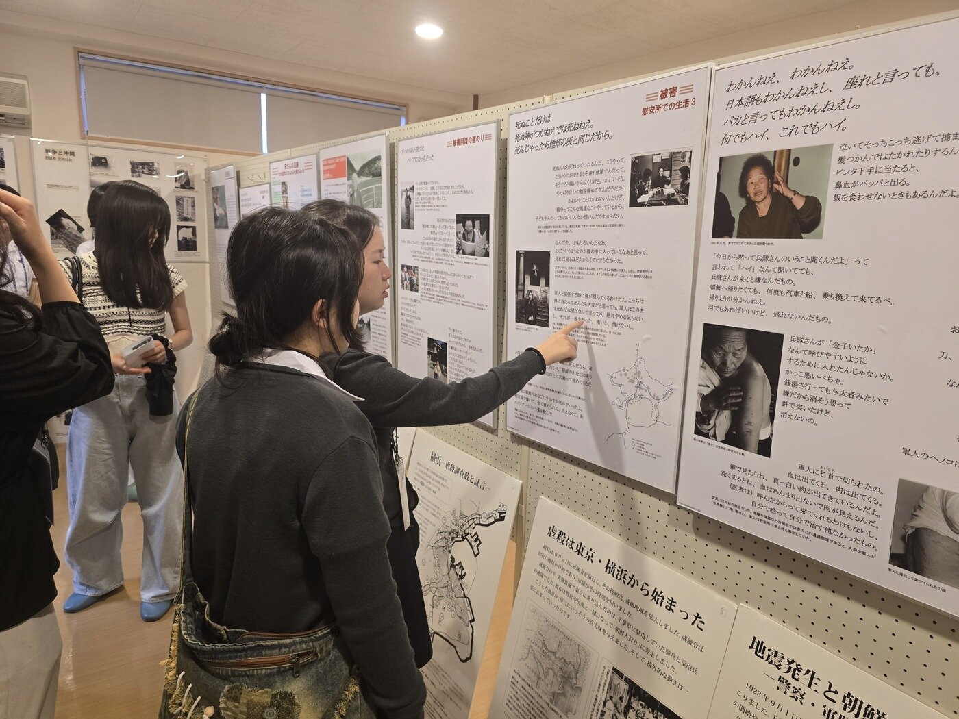 본문 이미지 - 18일 동북아역사재단 '한일 학생 교류 프로그램'에 참여한 부산 남성여자고등학교 학생들과 일본 사비에르고 학생들이 재일대한기독교회고쿠라교회 영생원을 방문해 한국인 강제 징용과 위안부 피해자 등을 보여주는 사진을 관람하고 있다. ⓒ 뉴스1 김정한 기자