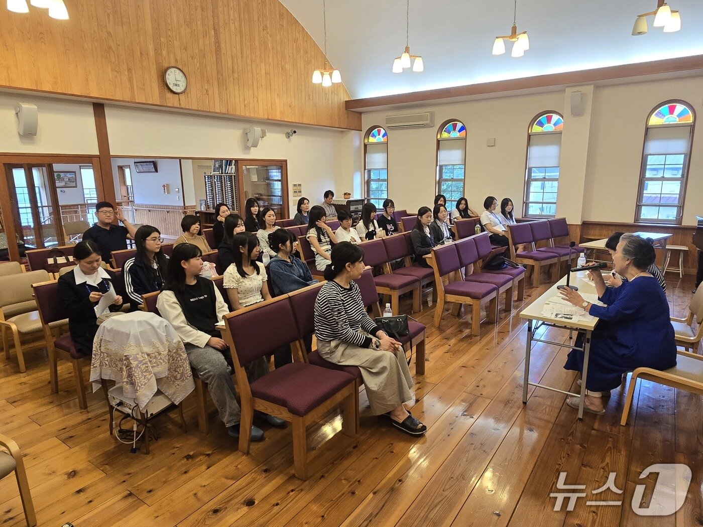 본문 이미지 - 18일 동북아역사재단 '한일 학생 교류 프로그램'에 참여한 부산 남성여자고등학교 학생들과 일본 사비에르고 학생들이 재일대한기독교회고쿠라교회 영생원을 방문해 설립 취지에 대한 설명을 듣고 기념 촬영을 가졌다. ⓒ 뉴스1 김정한 기자