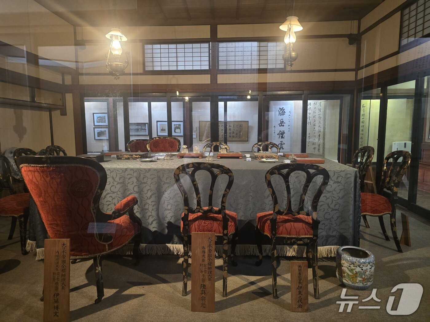 본문 이미지 - 1894년 청일전쟁 후 시모노세키조약 이 체결된 것을 기리는 청일강화기념관 내부 전경. ⓒ 뉴스1 김정한 기자