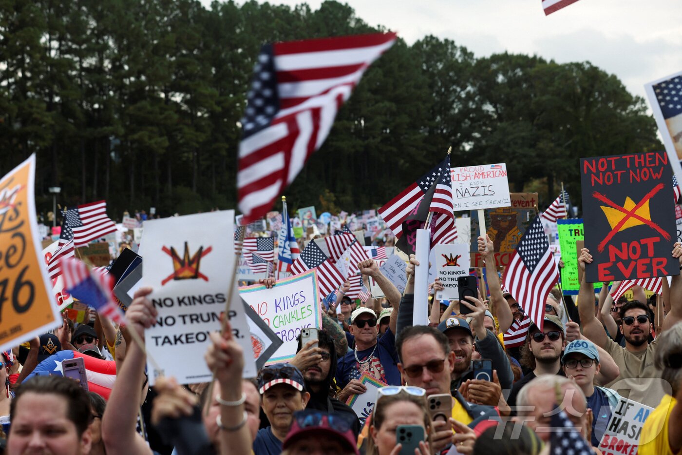본문 이미지 - 미국 조지아주 애틀랜타의 &#39;노 킹스&#39; 반트럼프 시위. 2025.10.18 ⓒ 로이터=뉴스1 ⓒ News1 이지예 객원기자