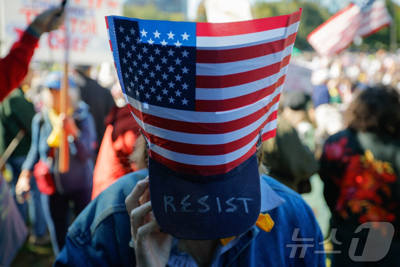 본문 이미지 - 미국 매사추세츠주 보스턴의 &#39;노 킹스&#39; 반트럼프 시위. 2025.10.18 ⓒ 로이터=뉴스1 ⓒ News1 이지예 객원기자