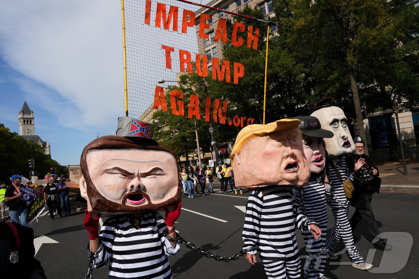 본문 이미지 - 미국 워싱턴DC의 &#39;노 킹스&#39; 반트럼프 시위. 2025.10.18 ⓒ 로이터=뉴스1 ⓒ News1 이지예 객원기자