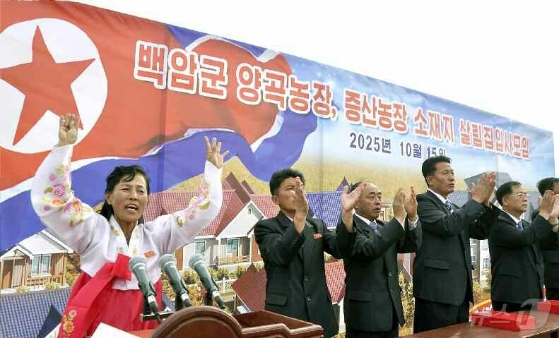 (평양 노동신문=뉴스1) = 북한 노동당 기관지 노동신문은 19일 "농촌 진흥의 새 시대와 더불어 약동하는 사회주의문명 개화의 새 생활이 나라의 손꼽히는 감자산지 백암군에도 펼쳐졌 …