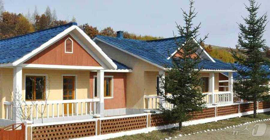 (평양 노동신문=뉴스1) = 북한 노동당 기관지 노동신문은 19일 "농촌 진흥의 새 시대와 더불어 약동하는 사회주의문명 개화의 새 생활이 나라의 손꼽히는 감자산지 백암군에도 펼쳐졌 …