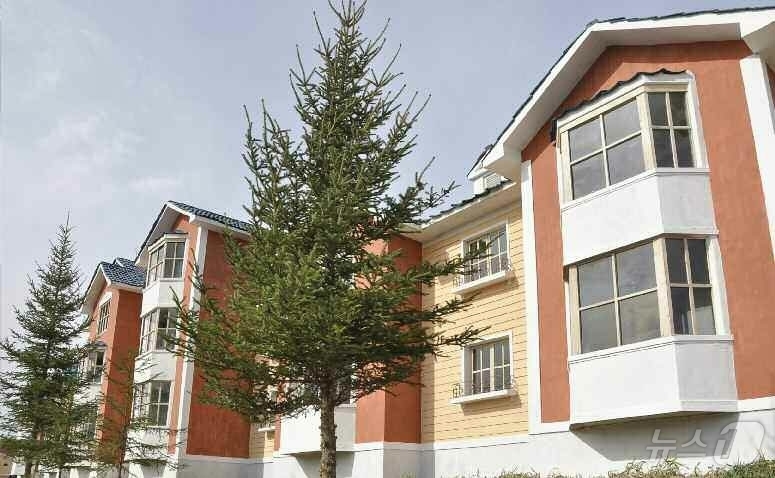 (평양 노동신문=뉴스1) = 북한 노동당 기관지 노동신문은 19일 "농촌 진흥의 새 시대와 더불어 약동하는 사회주의문명 개화의 새 생활이 나라의 손꼽히는 감자산지 백암군에도 펼쳐졌 …