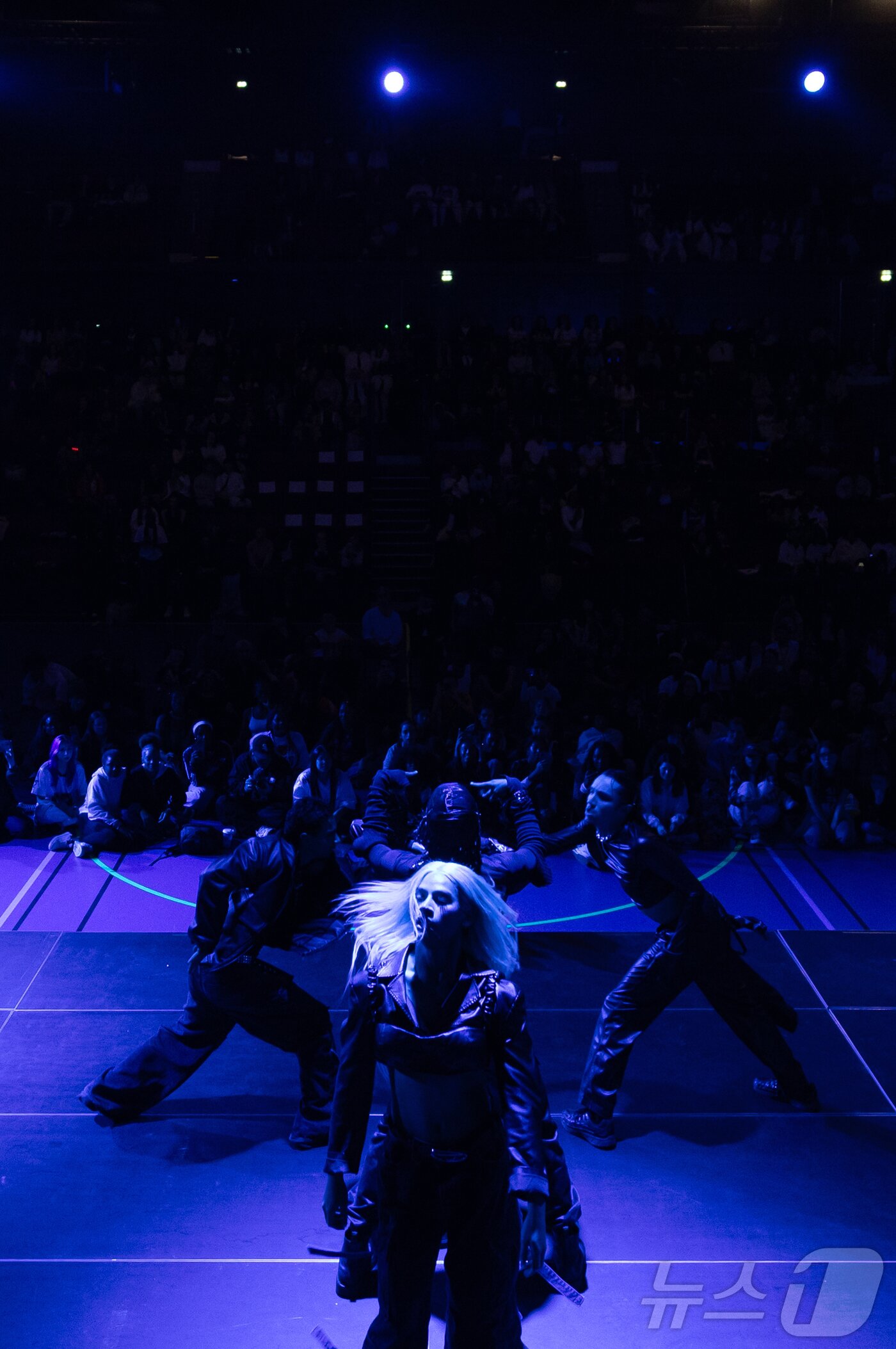본문 이미지 - 18일&#40;현지시간&#41; 프랑스 파리 북서쪽 인근 클리시홀에서 ‘글로벌 K-팝 컴피티션 파리 2025’&#40;Global K-POP Competition Paris 2025&#41;가 열려 본선에 진출한 프랑스 K팝 댄스 크루 라이징이 무대에 올라 열띤 춤 경연을 펼치고 있다. 2025.10.19/뉴스1 ⓒ News1 이준성 기자