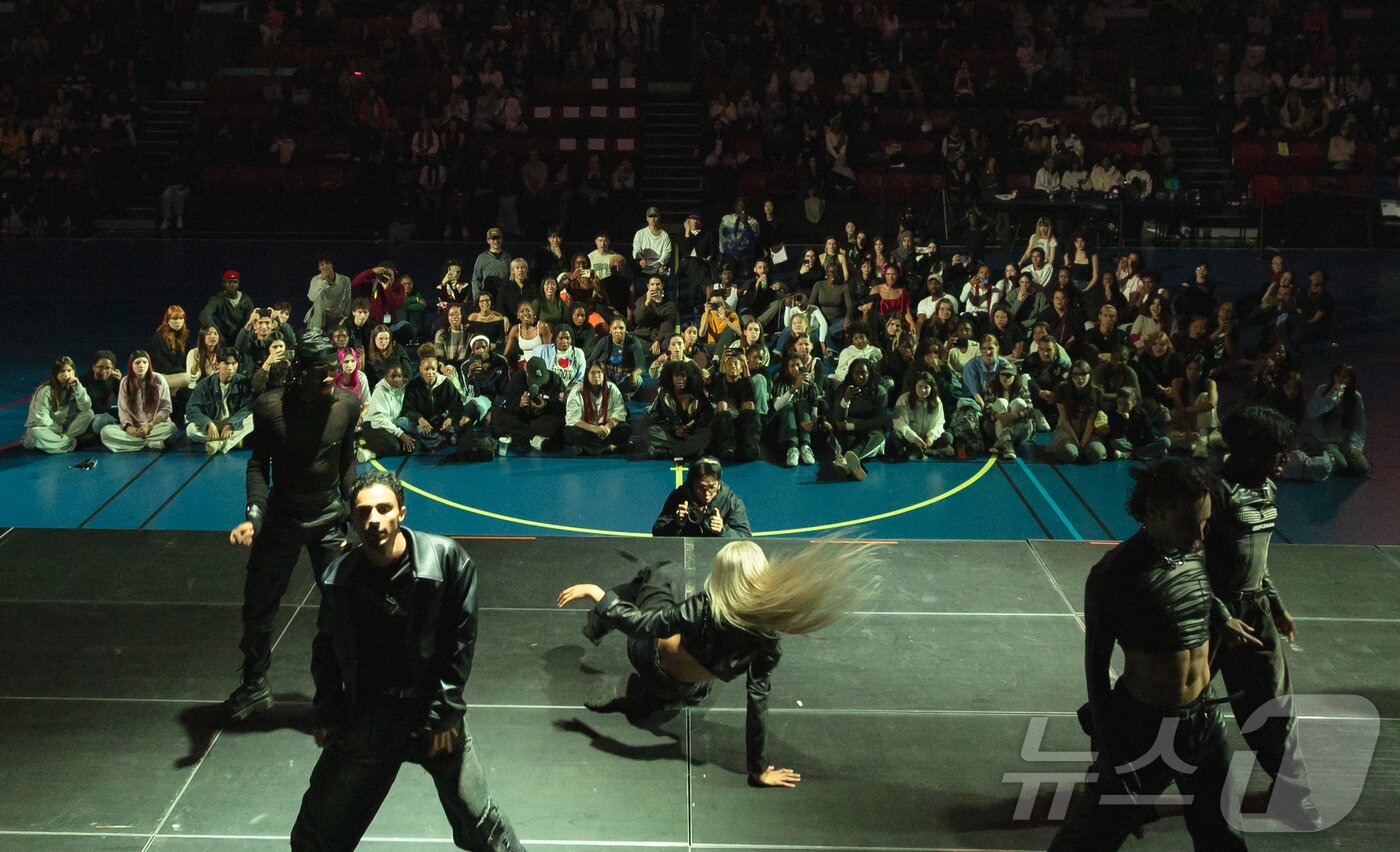 본문 이미지 - 18일&#40;현지시간&#41; 프랑스 파리 북서쪽 인근 클리시홀에서 ‘글로벌 K-팝 컴피티션 파리 2025’&#40;Global K-POP Competition Paris 2025&#41;가 열려 본선에 진출한 프랑스 K팝 댄스 크루 라이징이 무대에 올라 열띤 춤 경연을 펼치고 있다. 2025.10.19/뉴스1 ⓒ News1 이준성 기자