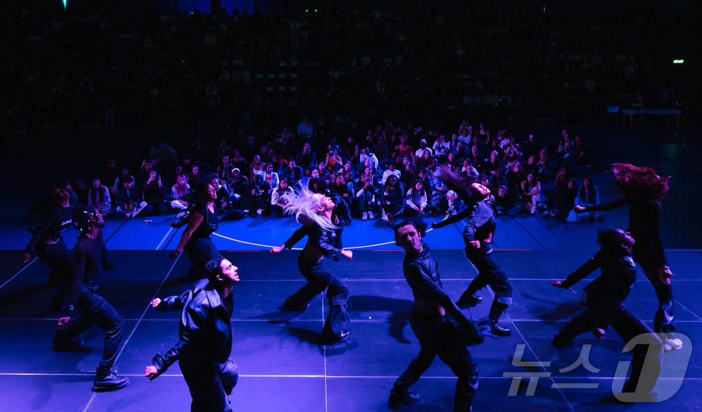 본문 이미지 - 18일&#40;현지시간&#41; 프랑스 파리 북서쪽 인근 클리시홀에서 ‘글로벌 K-팝 컴피티션 파리 2025’&#40;Global K-POP Competition Paris 2025&#41;가 열려 본선에 진출한 프랑스 K팝 댄스 크루 라이징이 무대에 올라 열띤 춤 경연을 펼치고 있다. 2025.10.19/뉴스1 ⓒ News1 이준성 기자