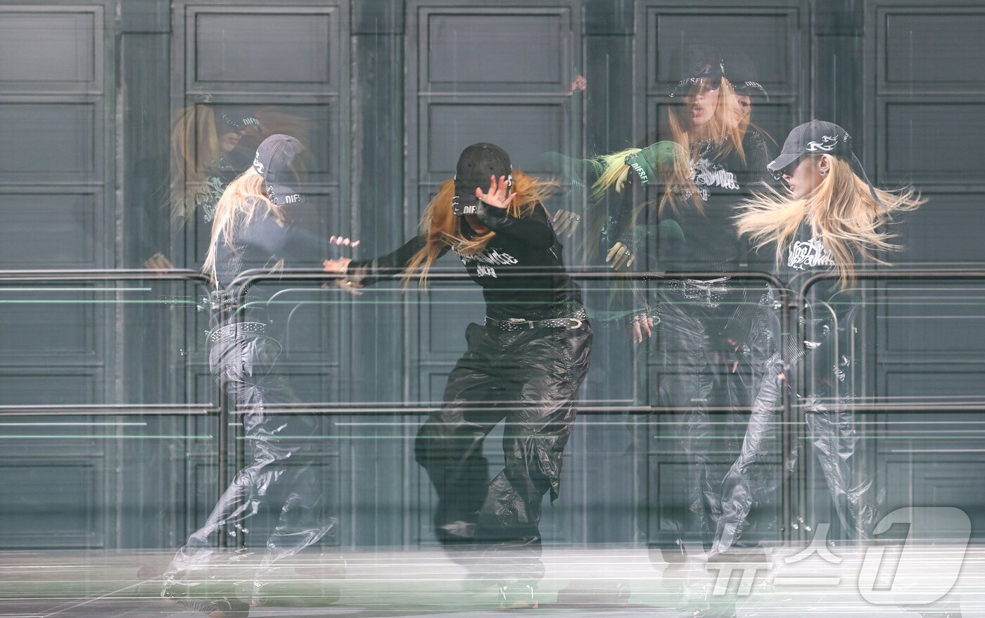 본문 이미지 - 18일&#40;현지시간&#41; 프랑스 파리 북서쪽 인근 클리시홀에서 ‘글로벌 K-팝 컴피티션 파리 2025’&#40;Global K-POP Competition Paris 2025&#41;가 열려 본선 진출자들이 무대에 올라 열띤 춤 경연을 펼치고 있다. 2025.10.19/뉴스1 ⓒ News1 이준성 기자