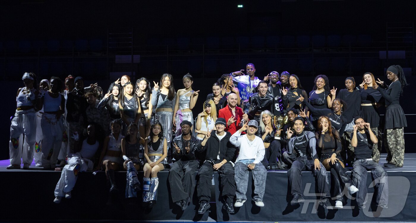 본문 이미지 - 18일&#40;현지시간&#41; 프랑스 파리 북서쪽 인근 클리시홀에서 열린 ‘글로벌 K-팝 컴피티션 파리 2025’&#40;Global K-POP Competition Paris 2025&#41;에서 참가자들이 심사위원으로 참석한 위댐보이즈&#40;We Dem Boyz&#41;의 바타, 카멜과 함께 기념촬영을 하고 있다. 2025.10.19/뉴스1 ⓒ News1 이준성 기자