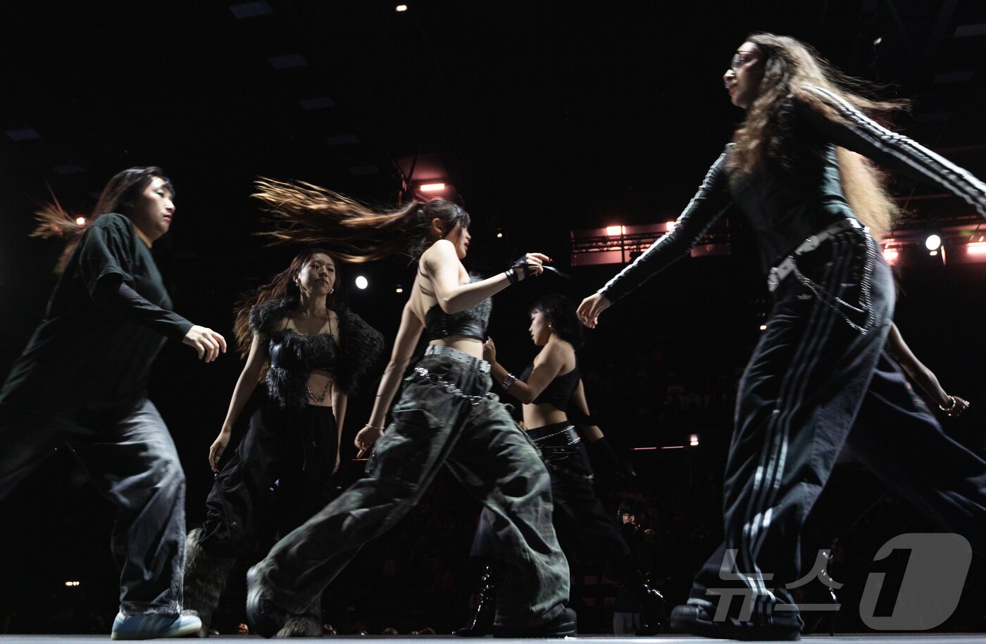 본문 이미지 - 18일&#40;현지시간&#41; 프랑스 파리 북서쪽 인근 클리시홀에서 ‘글로벌 K-팝 컴피티션 파리 2025’&#40;Global K-POP Competition Paris 2025&#41;가 열려 본선 진출자들이 무대에 올라 열띤 춤 경연을 펼치고 있다. 2025.10.19/뉴스1 ⓒ News1 이준성 기자