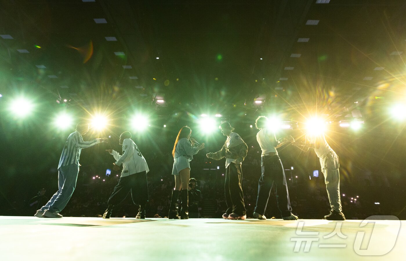 본문 이미지 - 18일&#40;현지시간&#41; 프랑스 파리 북서쪽 인근 클리시홀에서 ‘글로벌 K-팝 컴피티션 파리 2025’&#40;Global K-POP Competition Paris 2025&#41;가 열려 본선 진출자들이 무대에 올라 열띤 춤 경연을 펼치고 있다. 2025.10.19/뉴스1 ⓒ News1 이준성 기자