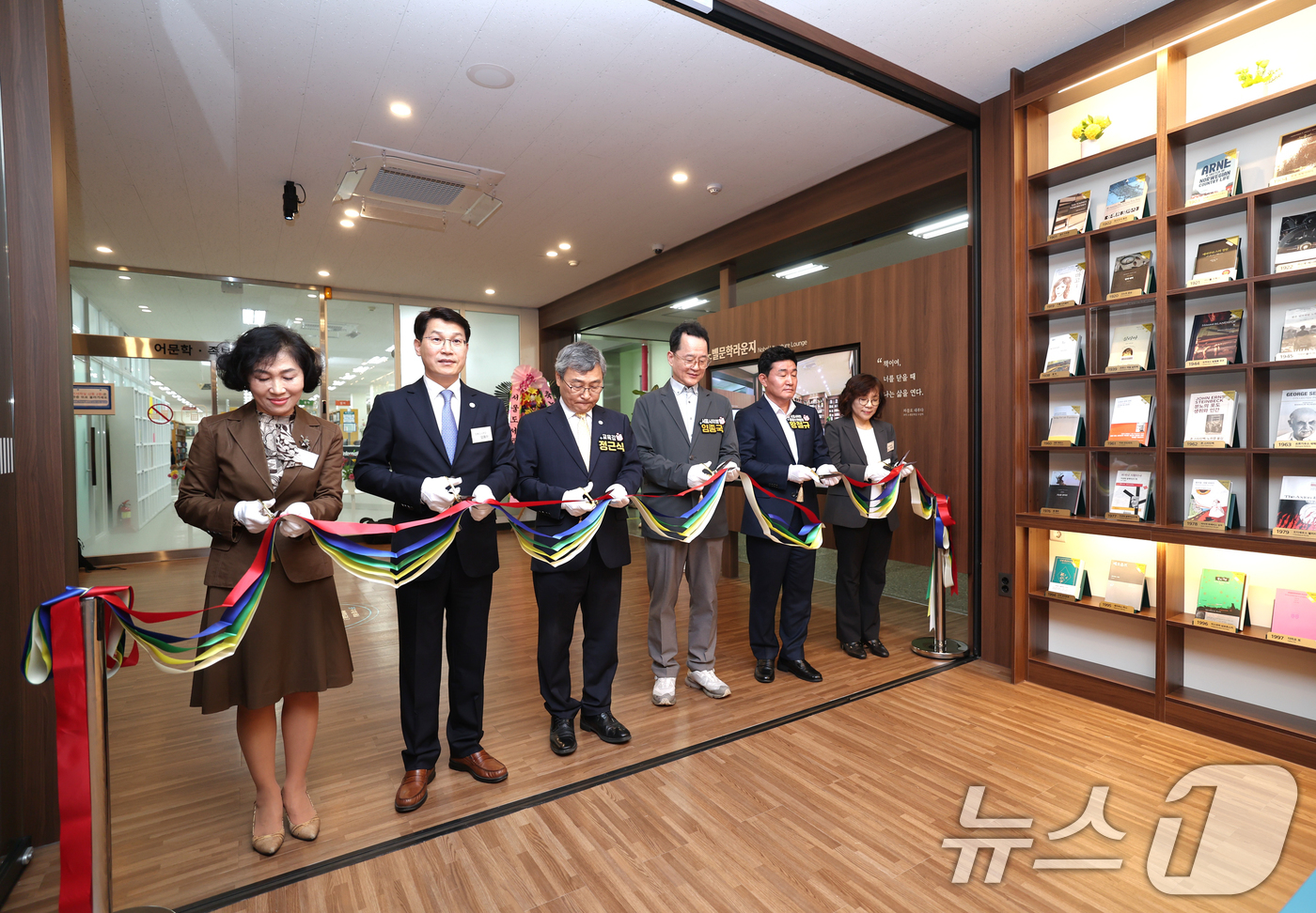 (서울=뉴스1) = 정근식 서울시교육감이 지난 18일 서울 종로구 정독도서관 ‘노벨문학라운지’ 오픈 기념식에 참석해 개막 행사를 하고 있다. ‘노벨문학라운지’는 시민들이 노벨문학상 …