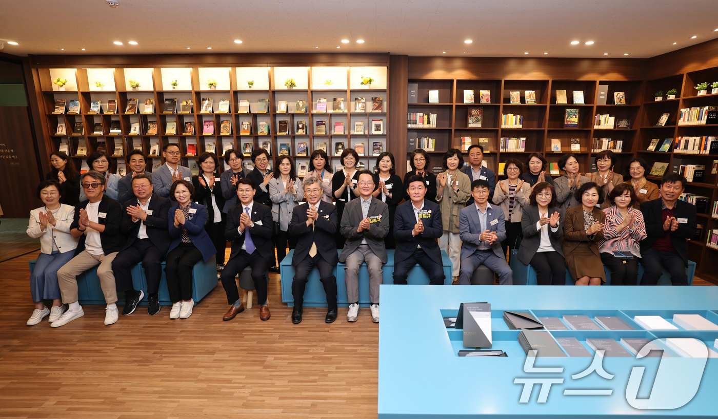 (서울=뉴스1) = 정근식 서울시교육감이 지난 18일 서울 종로구 정독도서관 ‘노벨문학라운지’ 오픈 기념식에 참석해 있다. ‘노벨문학라운지’는 시민들이 노벨문학상 수상 작가의 작품 …